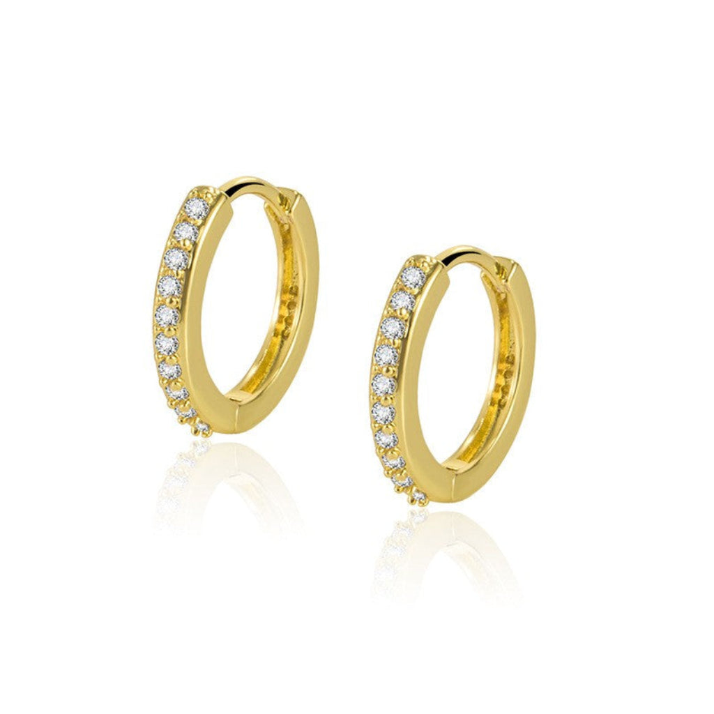 Brinco de Argola com Mini Zircônias, Brinco Argola Zircônias, Brincos Redondos de Zircônias, Brinco Argola Life, Brinco Argola Life Pavê, Brincos de Argola de Zircônia Dourado, Brinco Argola Life Glam, Argola Life Essential, Brinco de Argola Feminino, Brincos de Argolas Dourados, Brinco de Argola com Zircônia Cristal, Brincos Redondos de Zircônia 10mm, Brinco de Argola Mínimo, Brinco de Argola com Zircônias 12mm, Brincos de Argolas com Zircônias 14mm, Brincos de Argolas Hipoalergênicas.