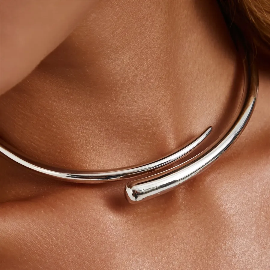 Colar Gargantilha Rígido, Colar Choker Gargantilha Rígida Lisa, Colar Choker Feminino Articulado, Colar Choker Feminino Aro Liso, Colar Choker Feminina Prata, Colar Choker Dourado, Colar Choker Aro Feminino Rígido Articulado, Colar Aro Estilo Chocker Articulado, Choker Aro Duplo Prateado, Choker Aro Duplo Dourado, Colar Choker Aro Articulado com Uma Extremidade Amendoada, Arco Orgânico Ouro Banho 18k, Colar Aro Estilo Chocker Articulado. 