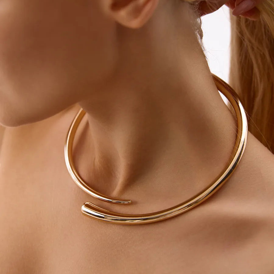Colar Gargantilha Rígido, Colar Choker Gargantilha Rígida Lisa, Colar Choker Feminino Articulado, Colar Choker Feminino Aro Liso, Colar Choker Feminina Prata, Colar Choker Dourado, Colar Choker Aro Feminino Rígido Articulado, Colar Aro Estilo Chocker Articulado, Choker Aro Duplo Prateado, Choker Aro Duplo Dourado, Colar Choker Aro Articulado com Uma Extremidade Amendoada, Arco Orgânico Ouro Banho 18k, Colar Aro Estilo Chocker Articulado. 
