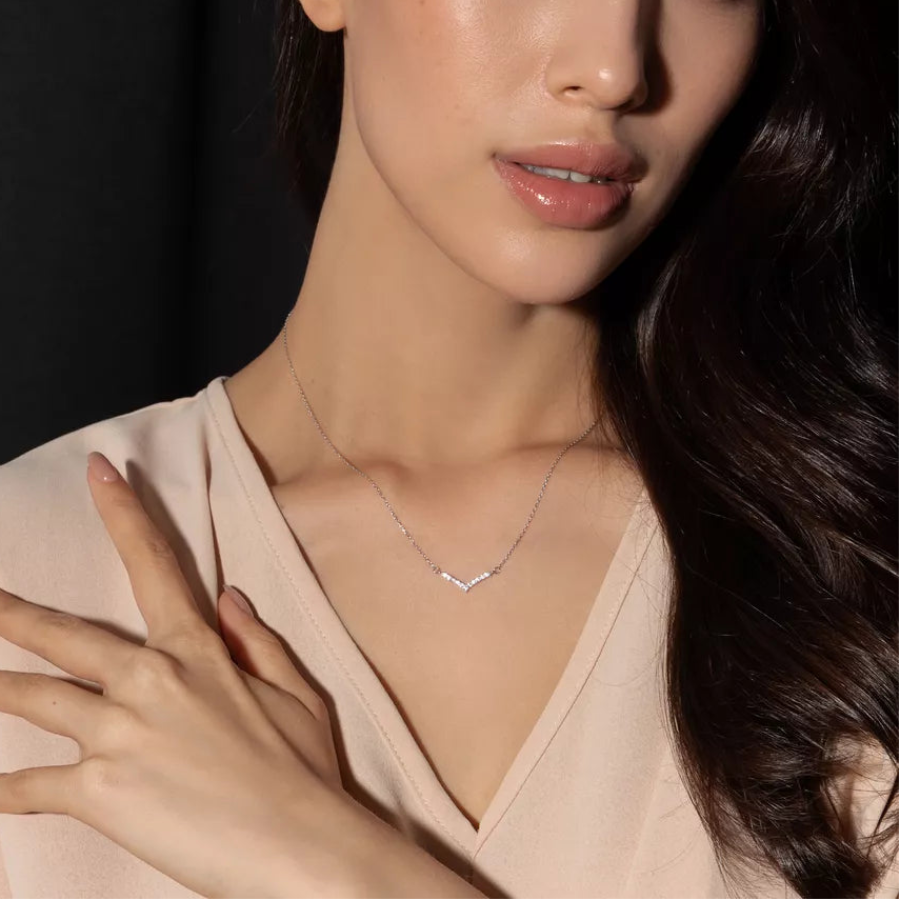 Colar Lotus Silver V, Colar V Feminino, Colar V Feminino em Prata, Colar V Feminino Cristais, Colar Feminino Cristais, Colar Feminino Prata Cristais Ajustável, Colar Feminino Zircônias Ajustável Cristais, Colar com Zircônias Cristais, Colar Feminino Luxury.