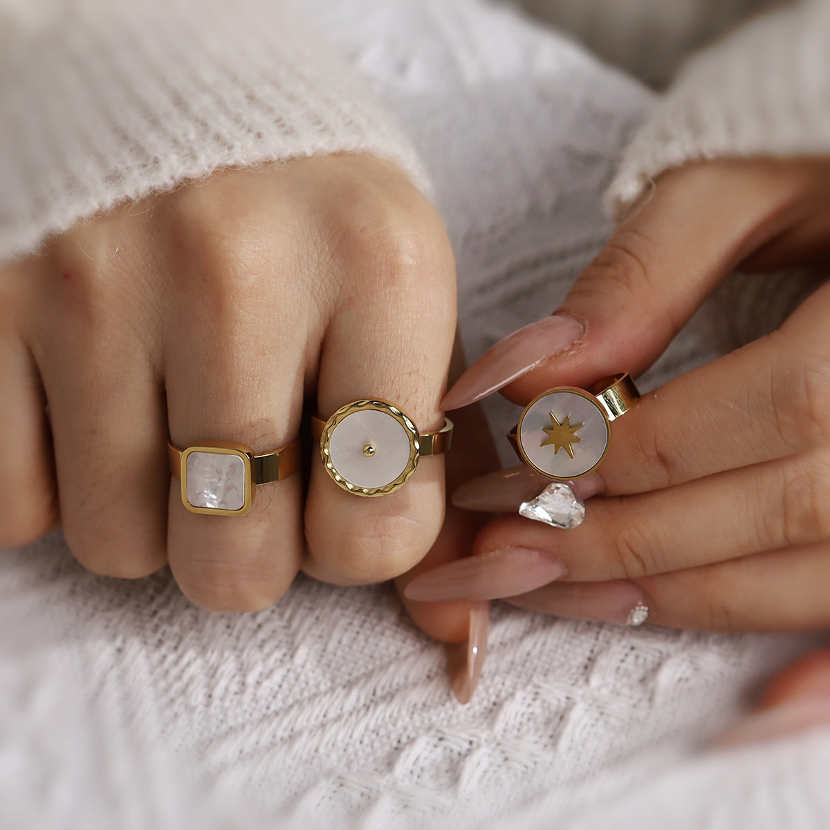 Anel Dourado Concha do Mar em Aço Inoxidável, Anel Vínculo - Ágata Branca, Anel Coquille, Anel Rommanel Concha com Zircônia, Anel Concha Trabalhada, Anel Concha Banhado a Ouro 18K, Anel Concha Dourado, Anel Aberto De Concha Caracol, Banhado A Ouro, Anel Conchas Ajustável Folheado Ouro 18k, Anel Solitário Realeza com Zircônia em Ouro Amarelo 10k/416, Anel Em Prata 925 Solitário Com Quartzo Rosa E Zircônias 196863, Anel Realeza Ouro 18k. 